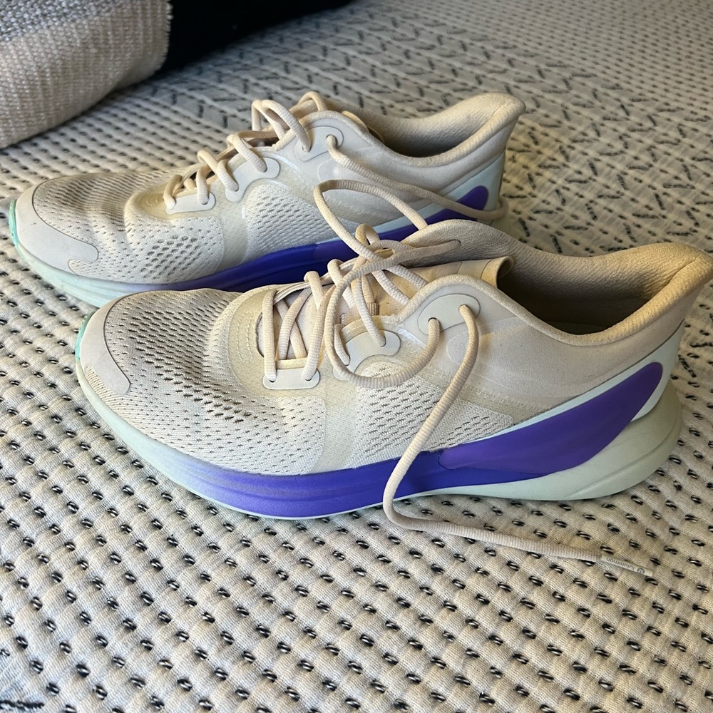 Lululemon mom running sneakers size 8